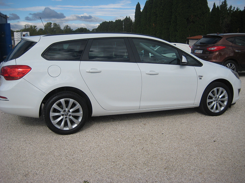 Opel Astra 1.4 Turbo 150 Jahre Opel kombi 2012/12 Euro5 - 4. kép - TS Hungária Auto Trade Kft., Használtató-kereskedés