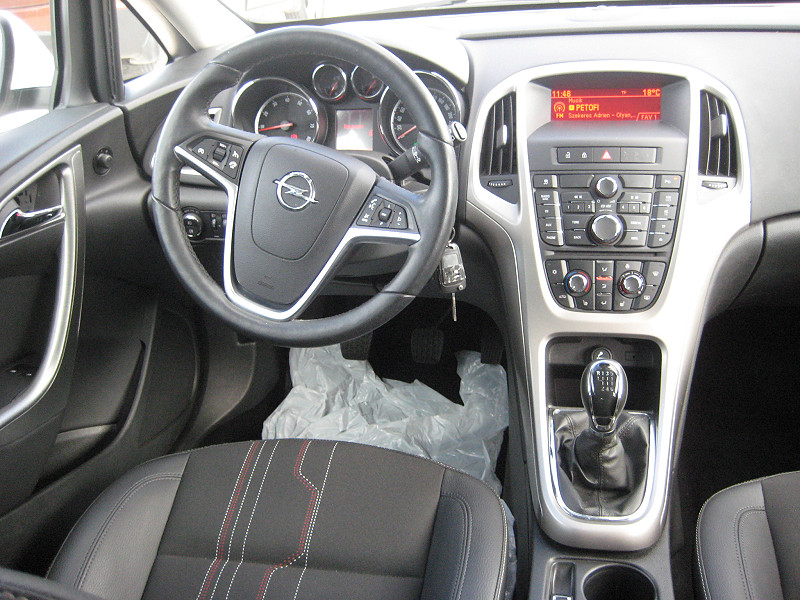Opel Astra 1.4 Turbo 150 Jahre Opel kombi 2012/12 Euro5 - 8. kép - TS Hungária Auto Trade Kft., Használtató-kereskedés